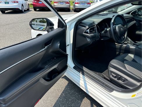 Used 2022 Toyota Camry SE w/ Cold Weather Package FWD image 7
