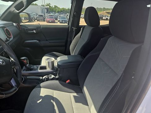 Used 2022 Toyota Tacoma TRD Off-Road w/ Technology Package RWD image 15