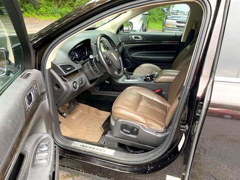 Used 2013 Lincoln MKT AWD image 9