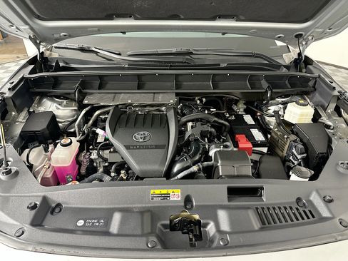 Used 2023 Toyota Highlander XLE FWD image 35