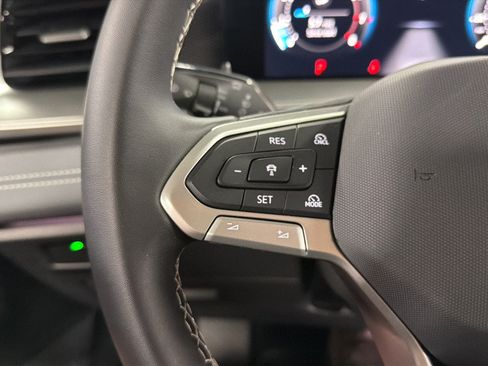 Certified 2025 Volkswagen Tiguan SE AWD/4WD image 22