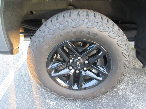 Certified 2026 Chevrolet Silverado 1500 Custom Trail Boss w/ LPO, Dark Essentials Package AWD/4WD image 11