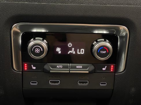 New 2026 GMC Yukon XL Denali w/ Denali Reserve Package AWD/4WD image 9
