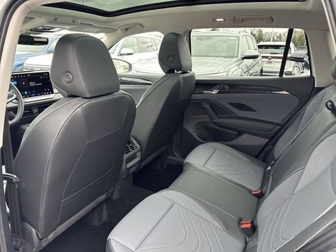 Used 2025 Volkswagen Tiguan SE AWD/4WD image 21