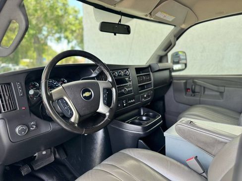 Used 2017 Chevrolet Express 3500 Extended image 7