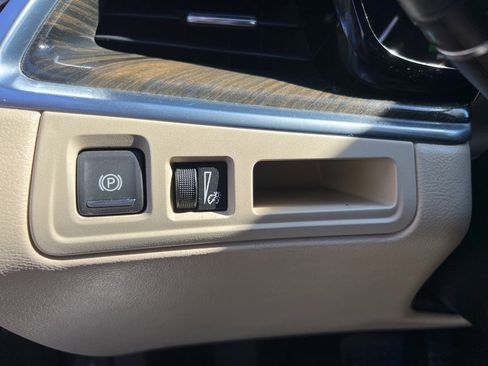 Used 2018 Cadillac XT5 FWD image 26