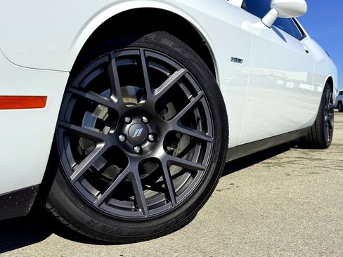 Used 2018 Dodge Challenger R/T image 2