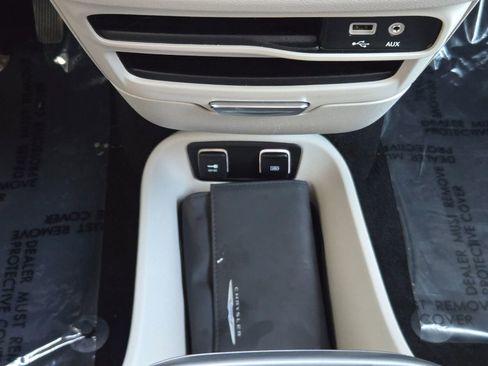 Used 2019 Chrysler Pacifica Touring-L FWD image 33