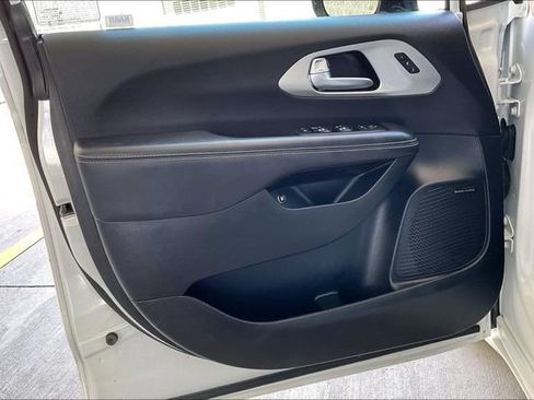 Used 2023 Chrysler Pacifica Limited w/ Uconnect Theater Family Group FWD image 22