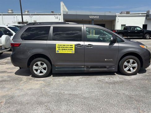 Used 2016 Toyota Sienna LE FWD image 8