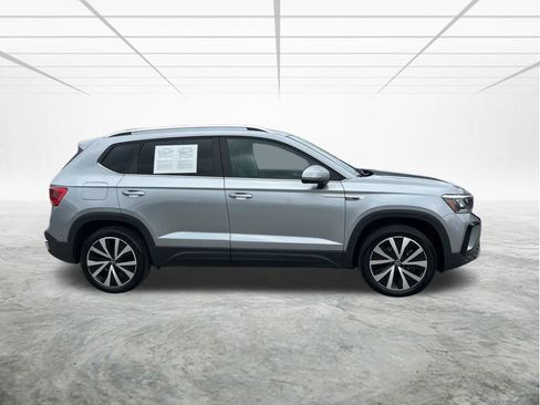 Used 2024 Volkswagen Taos SE image 3