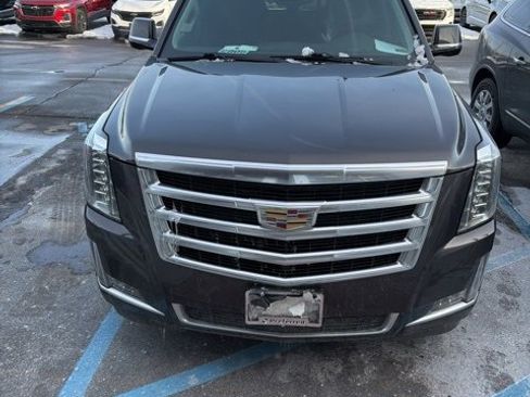 Used 2015 Cadillac Escalade Premium image 2