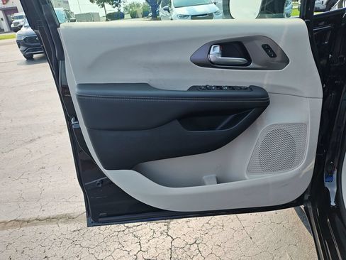 Used 2024 Chrysler Pacifica Touring-L FWD image 12