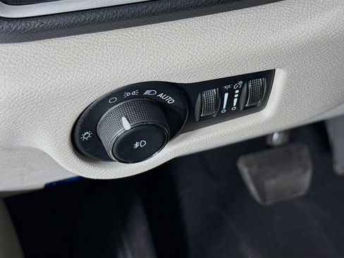 Used 2023 Chrysler Pacifica Touring-L image 9