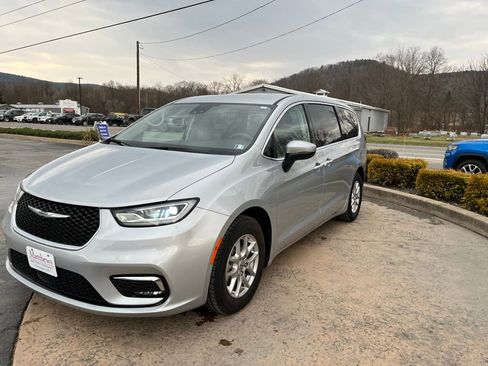 Used 2023 Chrysler Pacifica Touring-L image 3