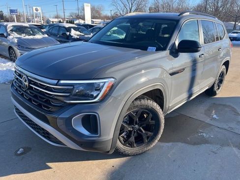 New 2026 Volkswagen Atlas Peak Edition image 3