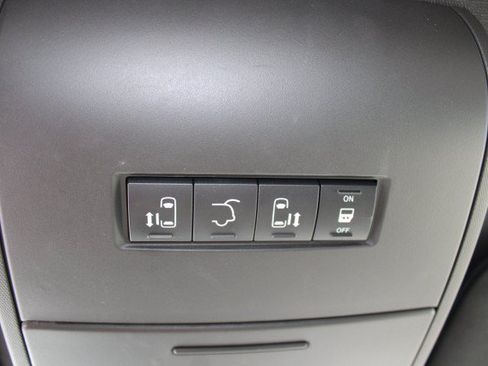 Used 2017 Dodge Grand Caravan SXT FWD image 23