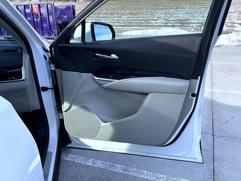 Used 2022 Cadillac XT4 Premium Luxury w/ Enhanced Visibility Package image 17