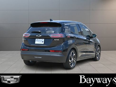 Used 2023 Chevrolet Bolt LT w/ Infotainment Package FWD image 6