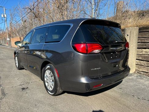 Used 2020 Chrysler Voyager L image 9