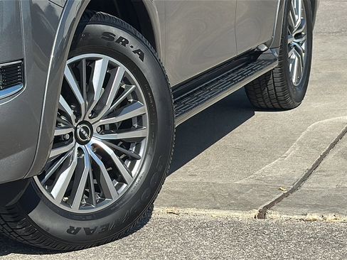 Used 2023 Nissan Armada SL w/ Captain's Chairs Package image 3