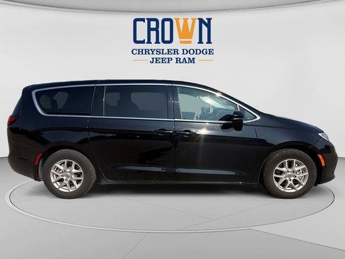 Used 2024 Chrysler Pacifica Touring-L FWD image 2