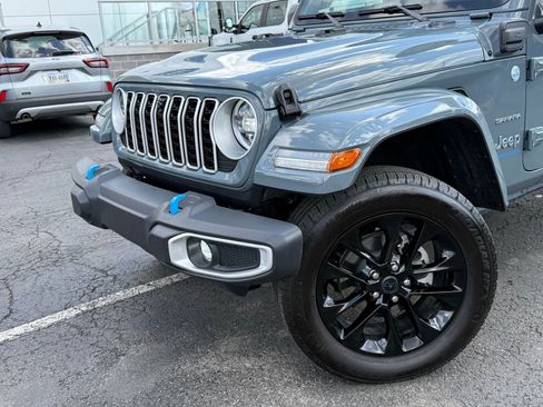 Used 2024 Jeep Wrangler Unlimited Sahara w/ Technology Group AWD/4WD image 19