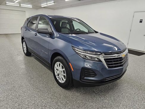Used 2024 Chevrolet Equinox LS w/ LS Convenience Package AWD/4WD image 3
