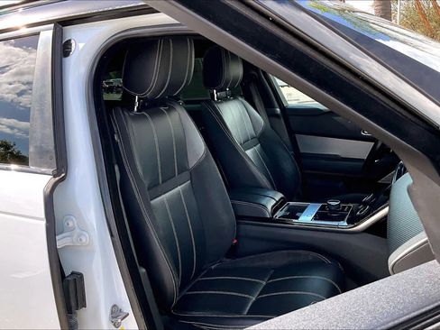 Used 2019 Land Rover Range Rover Velar R-Dynamic SE image 9