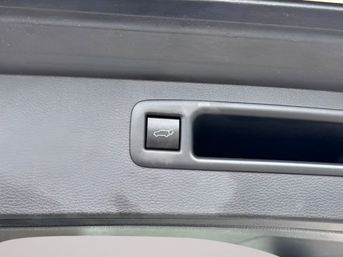 Used 2024 Toyota Highlander LE image 37