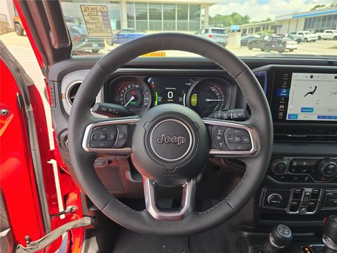 Used 2025 Jeep Wrangler Unlimited Sahara AWD/4WD image 30
