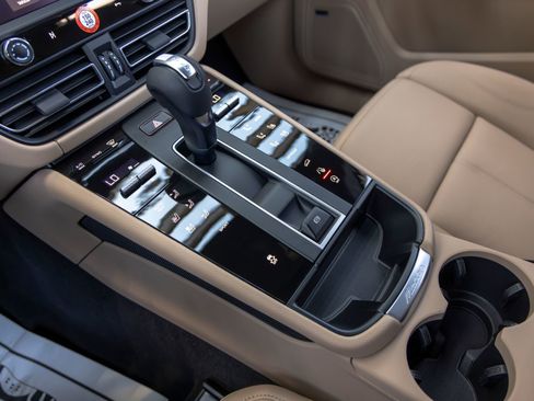 New 2026 Porsche Macan AWD/4WD image 38