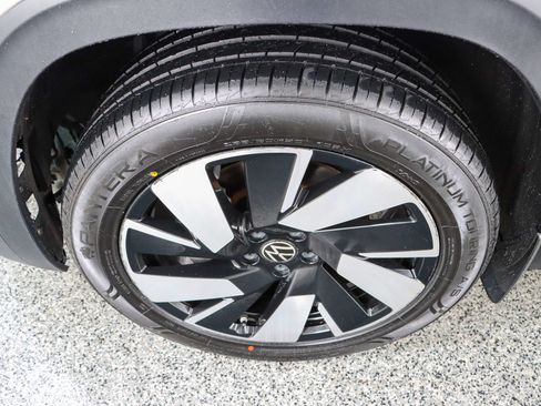 Used 2024 Volkswagen Atlas Cross Sport SE FWD image 11