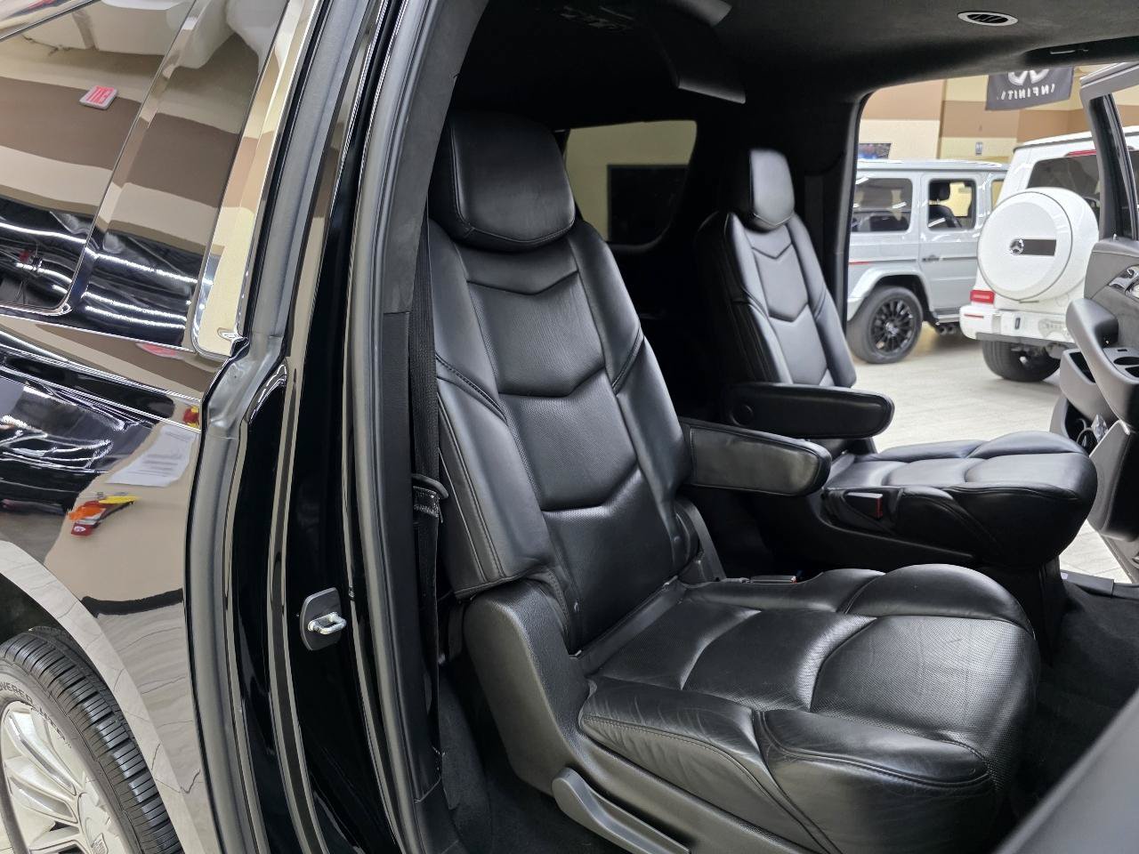 Used 2018 Cadillac Escalade ESV Platinum AWD/4WD image 25