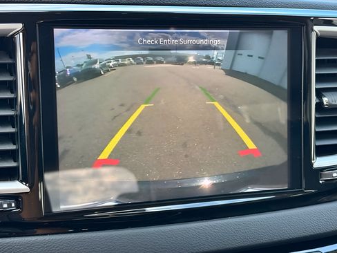 Used 2023 Chrysler Pacifica Touring-L FWD image 15