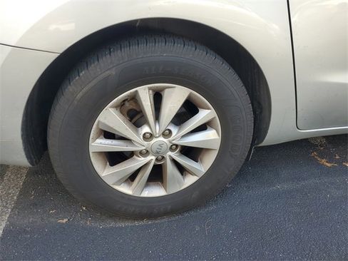 Used 2017 Kia Sedona L image 6