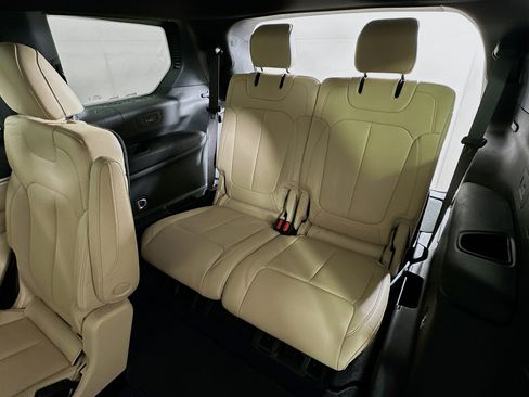 Used 2023 Jeep Grand Cherokee L Limited AWD/4WD image 30