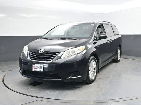 Used 2017 Toyota Sienna LE AWD/4WD image 6