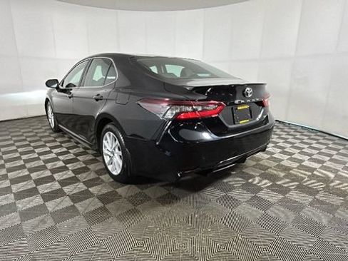Used 2024 Toyota Camry SE FWD image 4