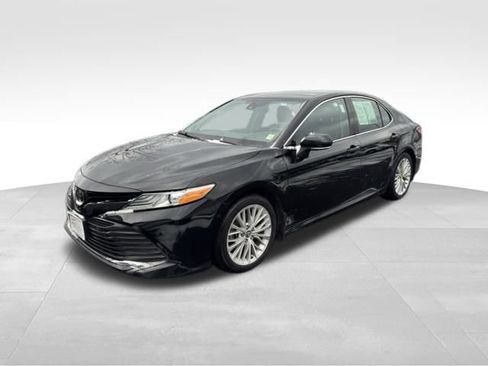 Used 2019 Toyota Camry XLE image 3