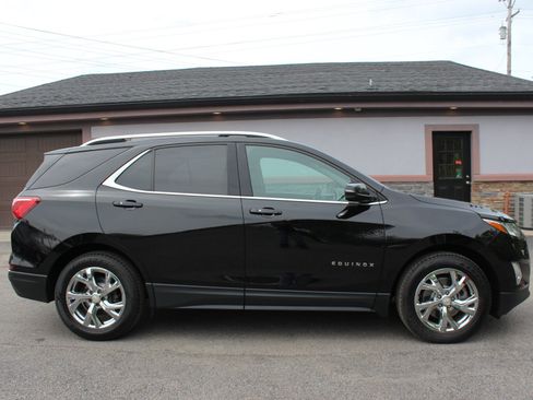 Used 2018 Chevrolet Equinox LT w/ Sun & Infotainment Package AWD/4WD image 3
