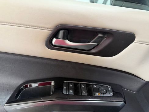 Used 2025 Nissan Pathfinder SL image 9