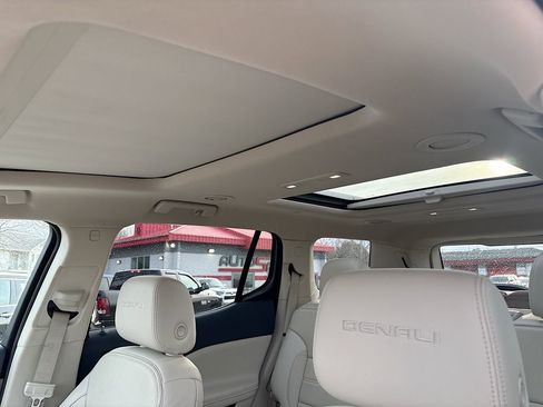 Used 2020 GMC Acadia Denali w/ Technology Package AWD/4WD image 23