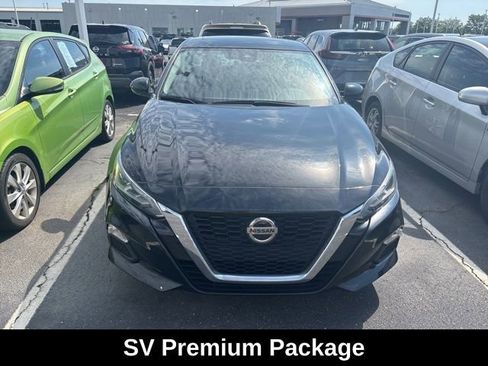 Used 2022 Nissan Altima 2.5 SV w/ SV Premium Package FWD image 2