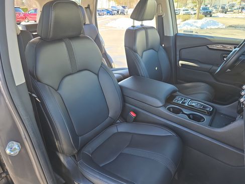 Used 2025 Honda Pilot Touring image 10