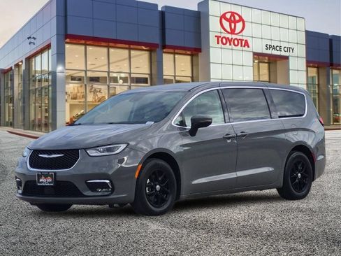 Used 2023 Chrysler Pacifica Touring-L FWD image 2