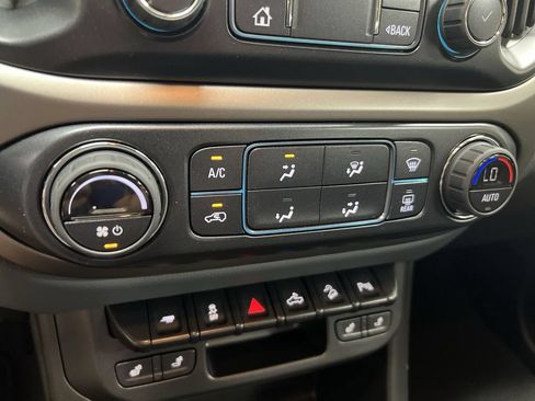 Used 2022 Chevrolet Colorado Z71 AWD/4WD image 16