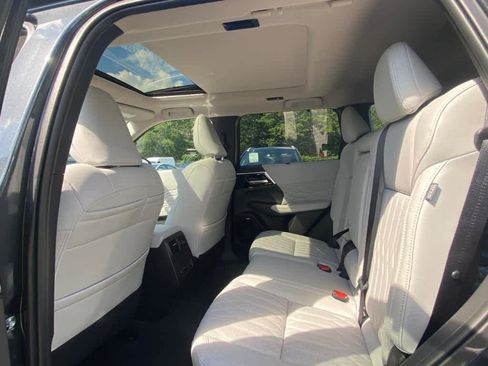 New 2025 Mitsubishi Outlander SEL image 12