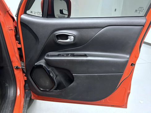 Used 2018 Jeep Renegade Altitude AWD/4WD image 16