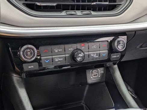 Used 2025 Jeep Compass Limited AWD/4WD image 17